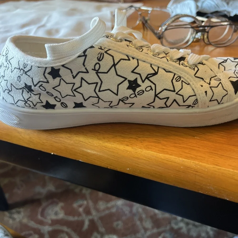 Women's‎  Size 7.5 Bebe Stars Logo Tie Tennis Shoes Sneakers - Picture 6 of 8